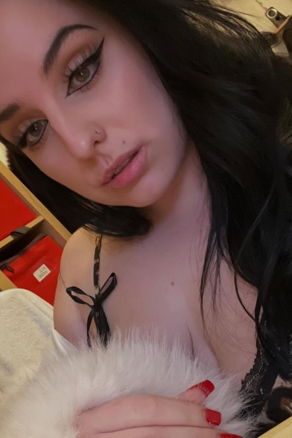 Giuly Dressed OnlyFans